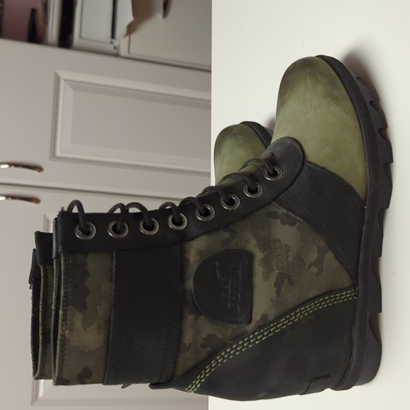 Sorel Wedge Boots. Like New - Picture 5 of 11